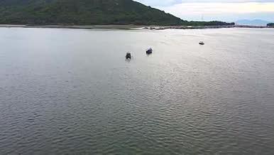 三亚疍家渔排打渔蓝天白云大环境航拍视频的预览图